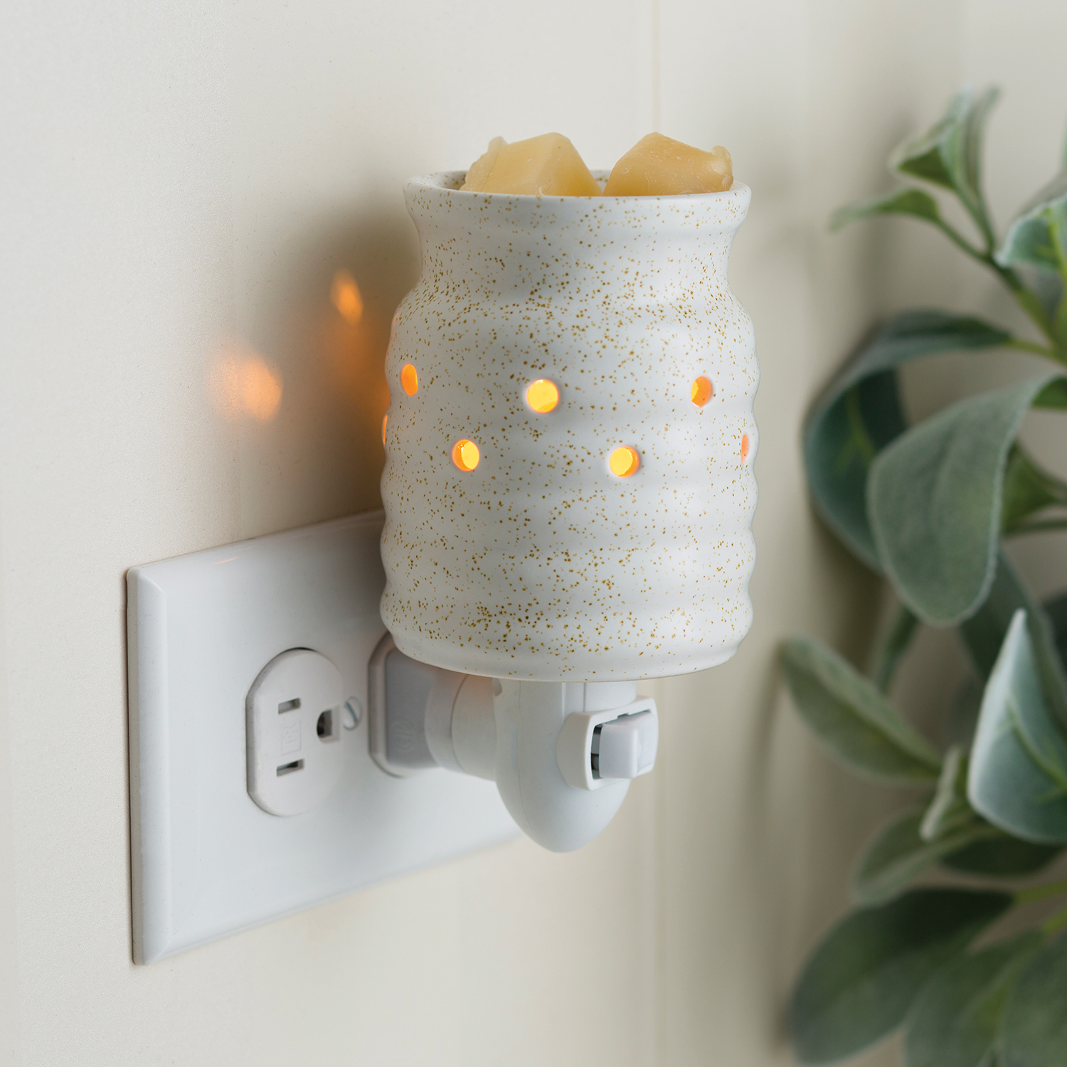 Candle Warmers Etc: Farmhouse Pluggable Fragrance Warmer - Image 2