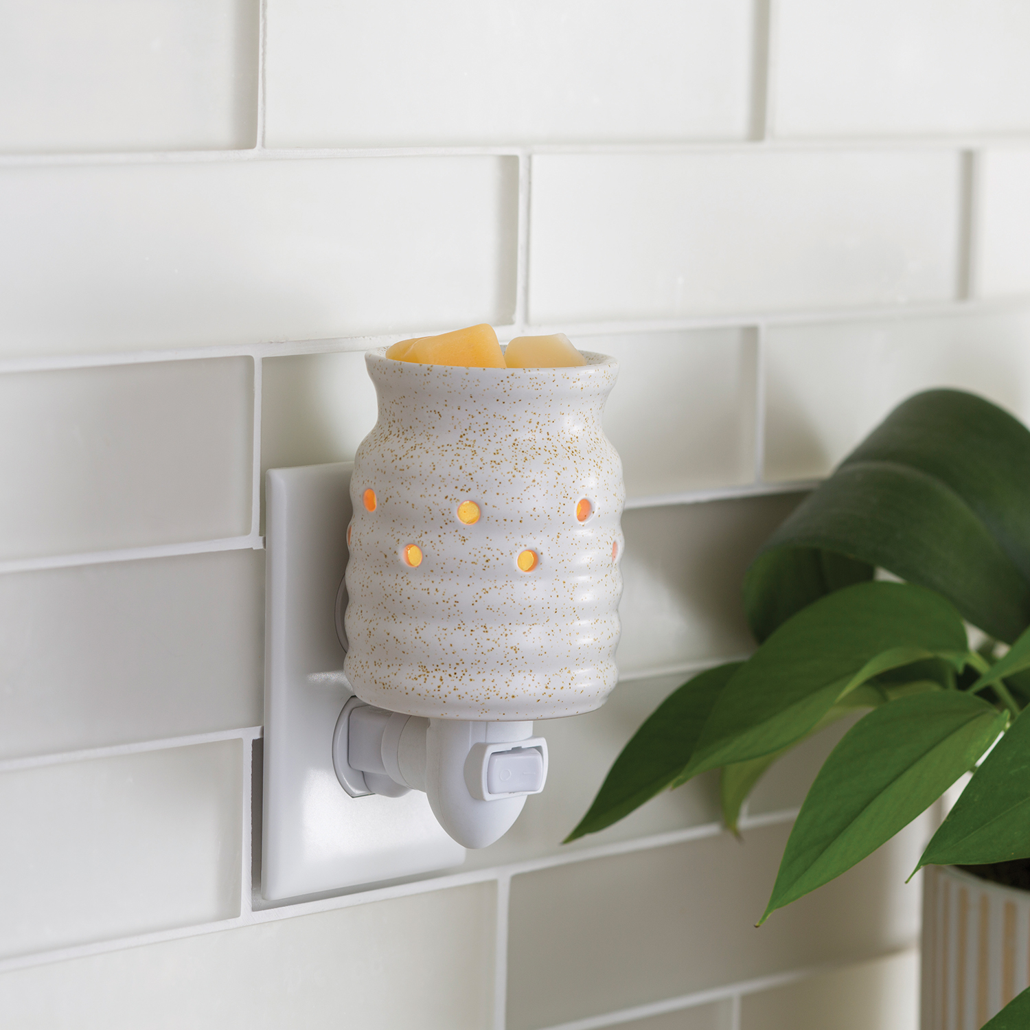 Candle Warmers Etc: Farmhouse Pluggable Fragrance Warmer - Image 3
